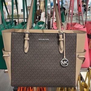 MICHAEL KORS GILLY LARGE DRAWSTRING TRAVEL TOTE SIGNATURE Camel
NWT